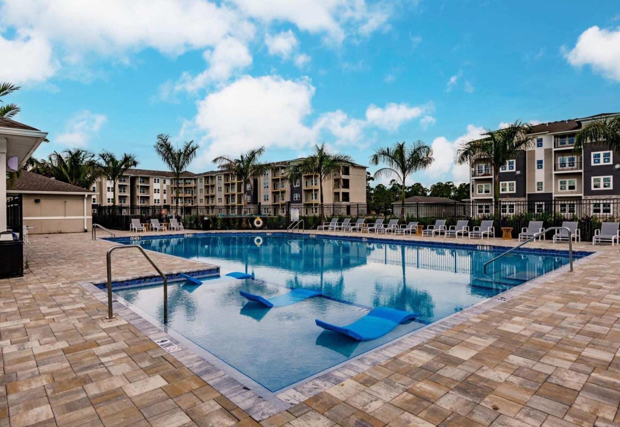 The Vantage Apartments By Barsala Cabo Coral Exterior foto